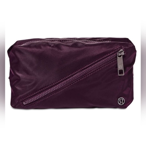 Lululemon Fast Track Belt Bag in 3L Dark
Adobe - Picture 1 of 9